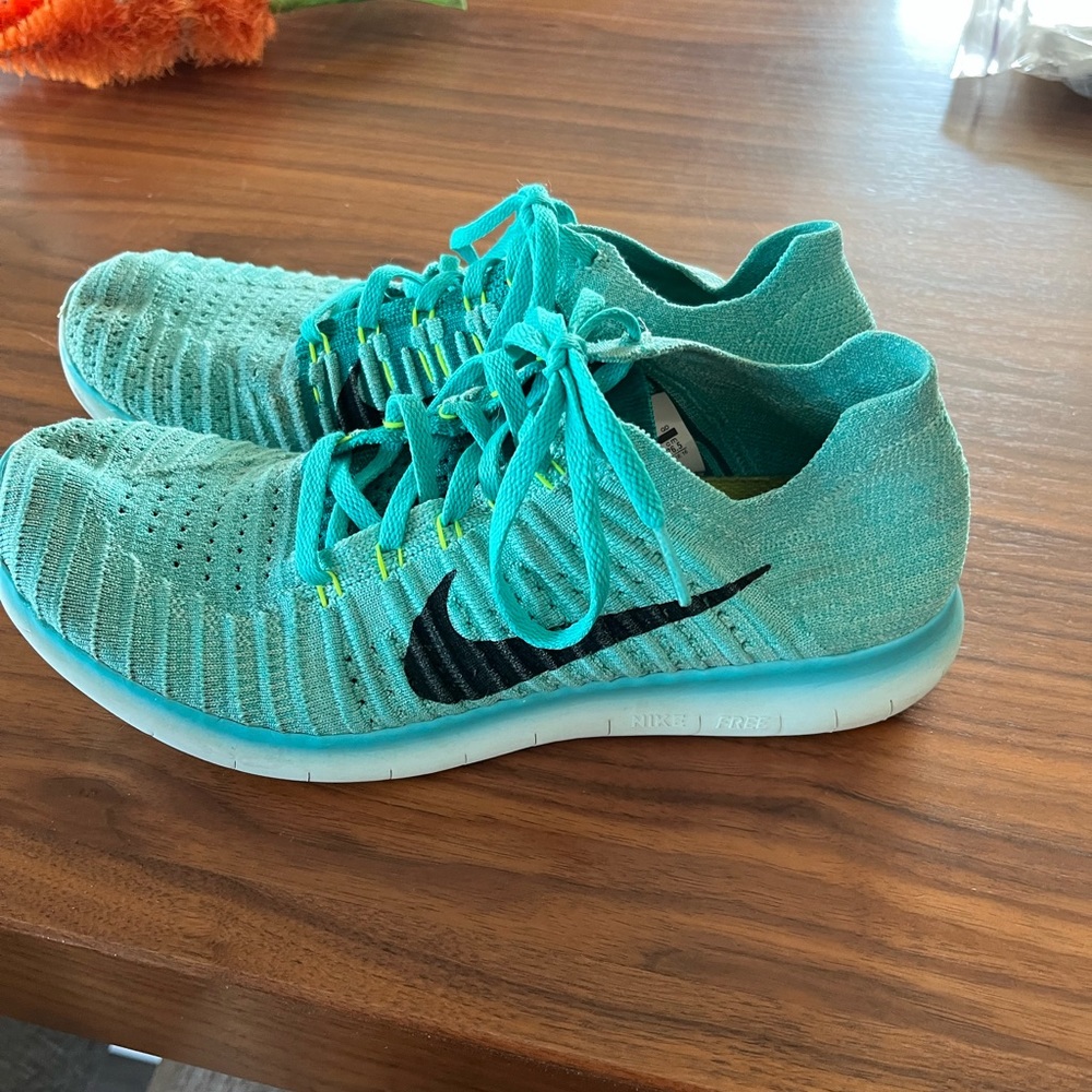 Nike teal knit running shoes
